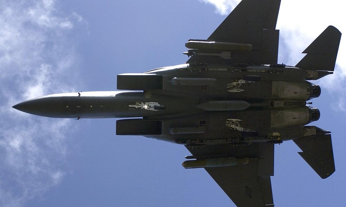 [ŽT] F-15 pilotė katapultavosi iš liepsnojančio naikintuvo – kas nutiko jai pasiekus žemę? (Video)