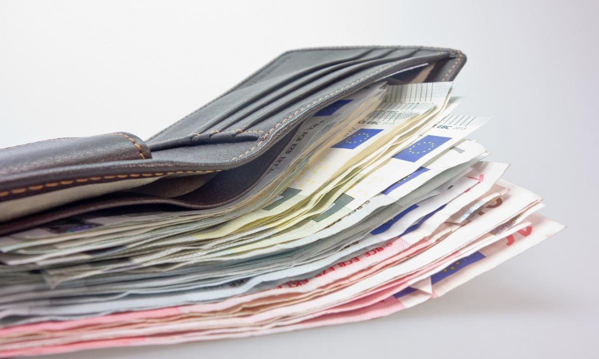 Nuo kovo 2 d. įsigaliojo griežtas draudimas: Šie banknotai parduotuvėse nebepriimami (Video)