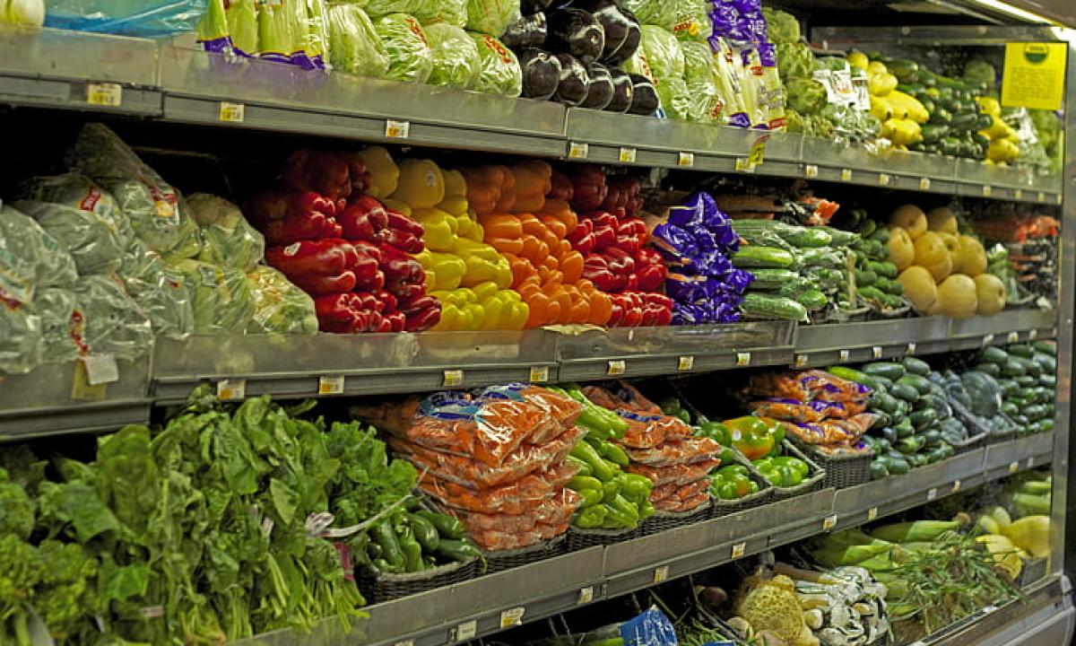 „Pesticidų kokteilis“. Perskaitę peržiūrėsite savo virtuvę. Šie vaisiai ir daržovės kelia didžiausią pavojų