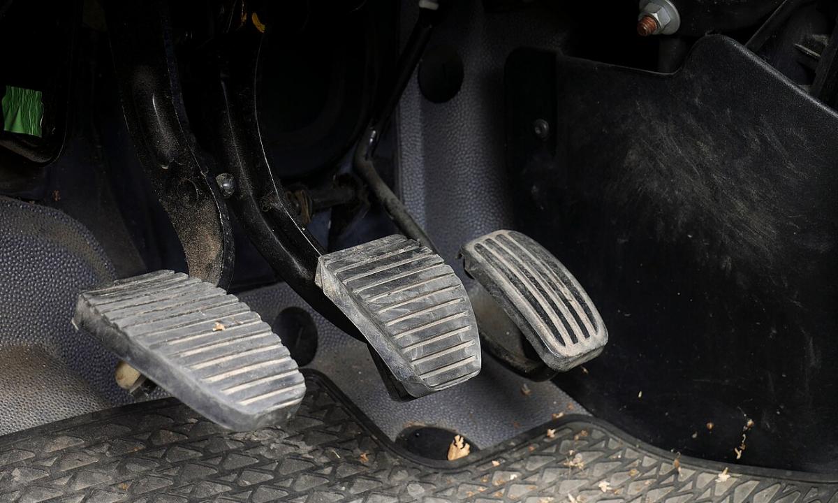 Ar žinote paslėptą stabdžių funkciją? Tereikia stipriau paspausti