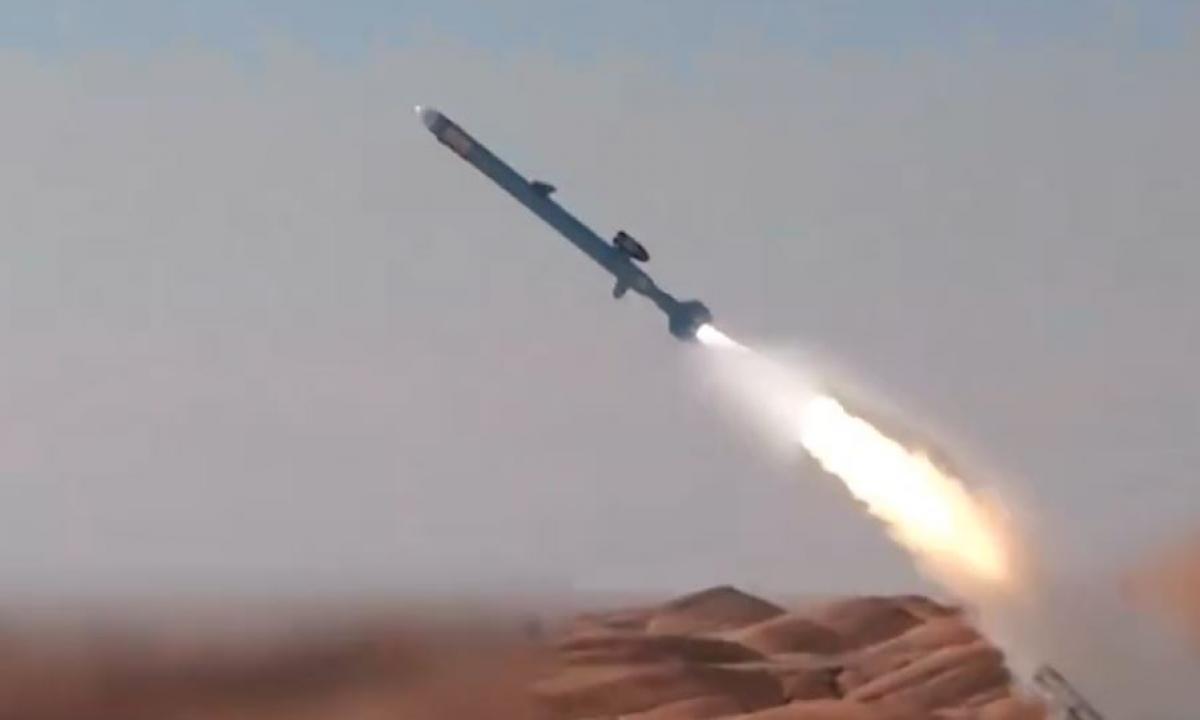 Drama Indijos vandenyne: Iranas raketomis smogė JAV laivui už 600 km nuo kranto (Video)