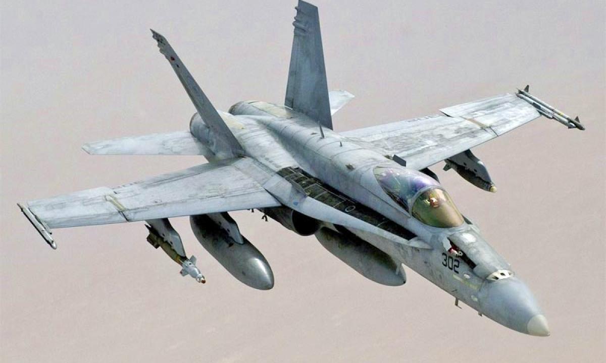 F/A-18 stojo į kovą su F-15. „Nukalti“ 3 naikintuvai. Kas vyksta? (FOTO)