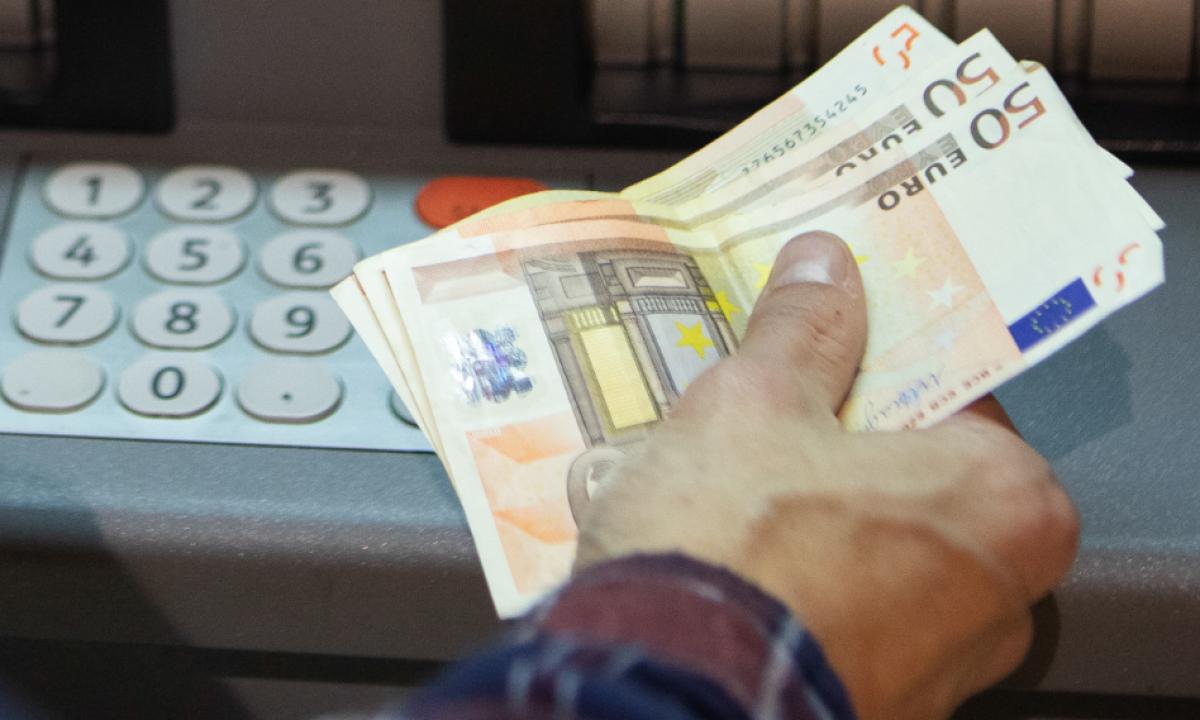 „Jei pateksite į tokią situaciją, suveskite PIN atbulai.“ Ką gali bankomatai