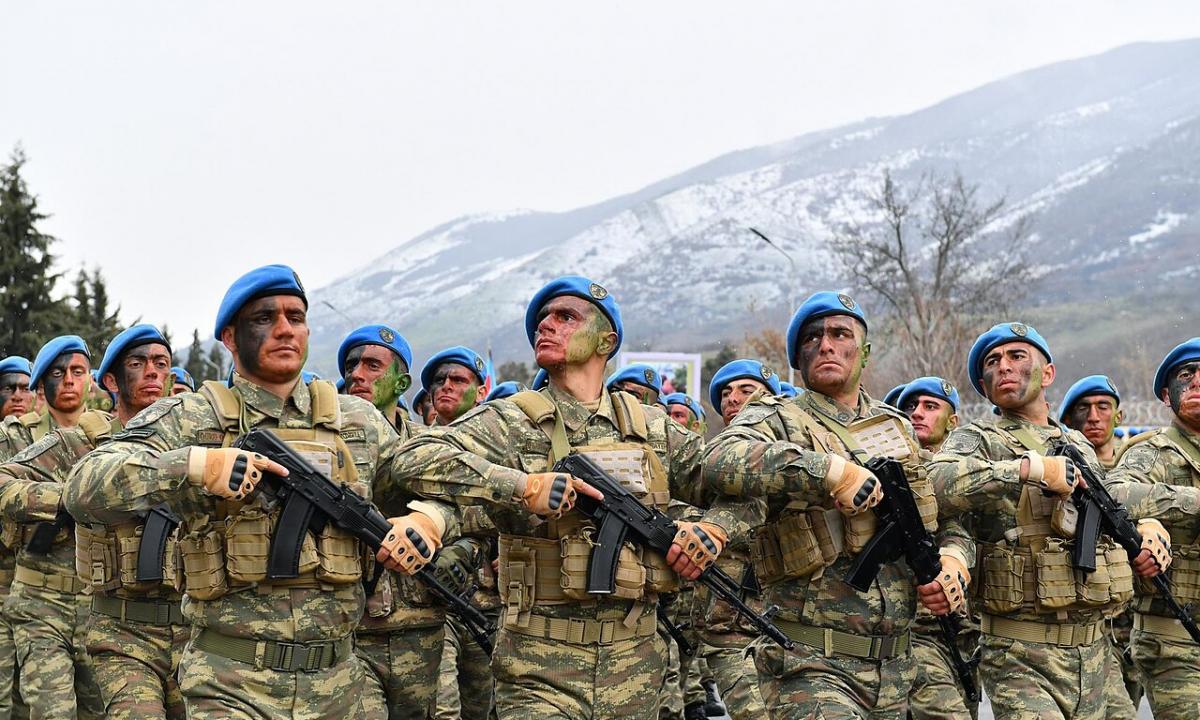 Atakuotas oro uostas. Dar viena šalis stoja į karą? Neregėtas jos kariuomenės judėjimas prie Irano sienos (Foto)