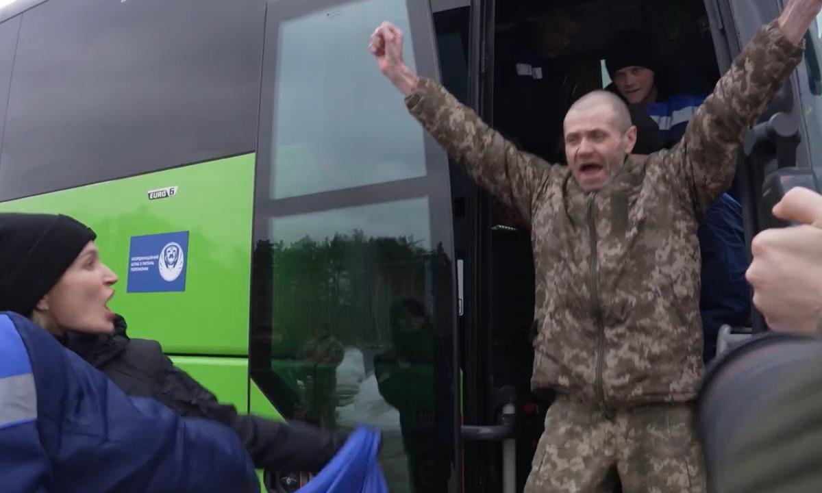 Didelis apsikeitimas belaisviais. Bet ar pastebėsite skirtumą? (Video)