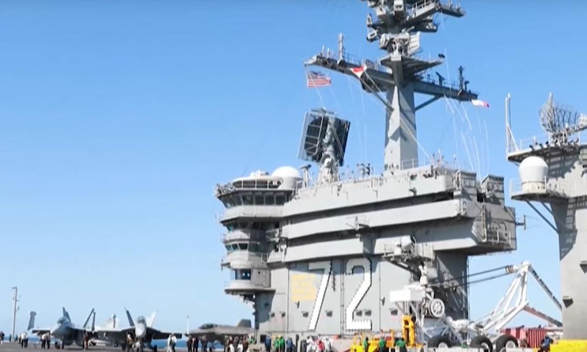 Irano dronai smogė JAV lėktuvnešiui „Abraham Lincoln“ – skelbiama apie tiesioginį pataikymą