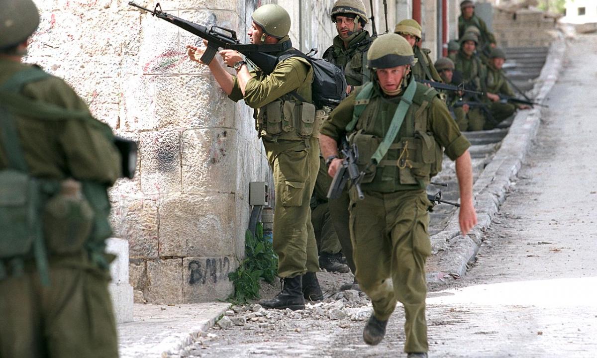 100 000 karių. Jis griebiasi kraštutinių priemonių – į karą su Iranu šaukia milžiniškas pajėgas