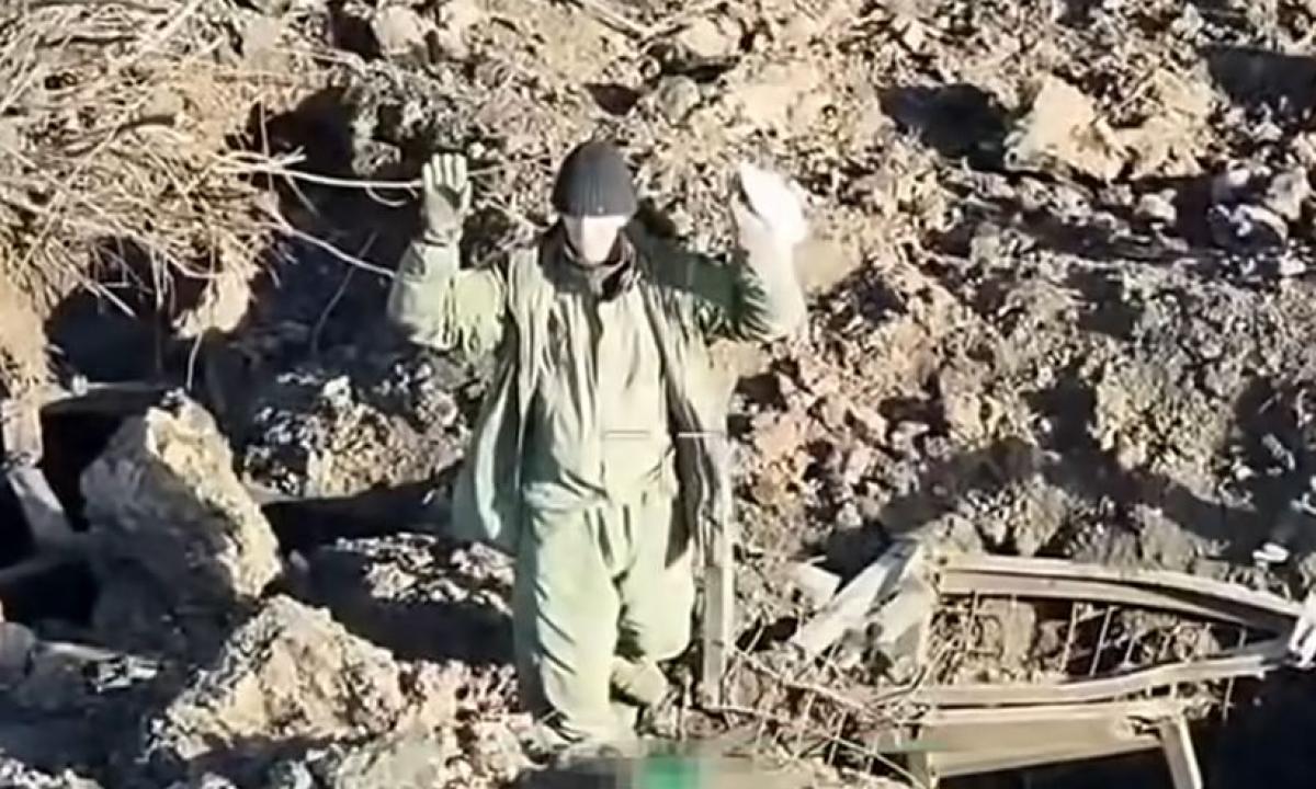 Nereikėjo nė vieno šūvio: pamatykite, kaip ukrainiečių dronas privertė du okupantus pasiduoti (Video)