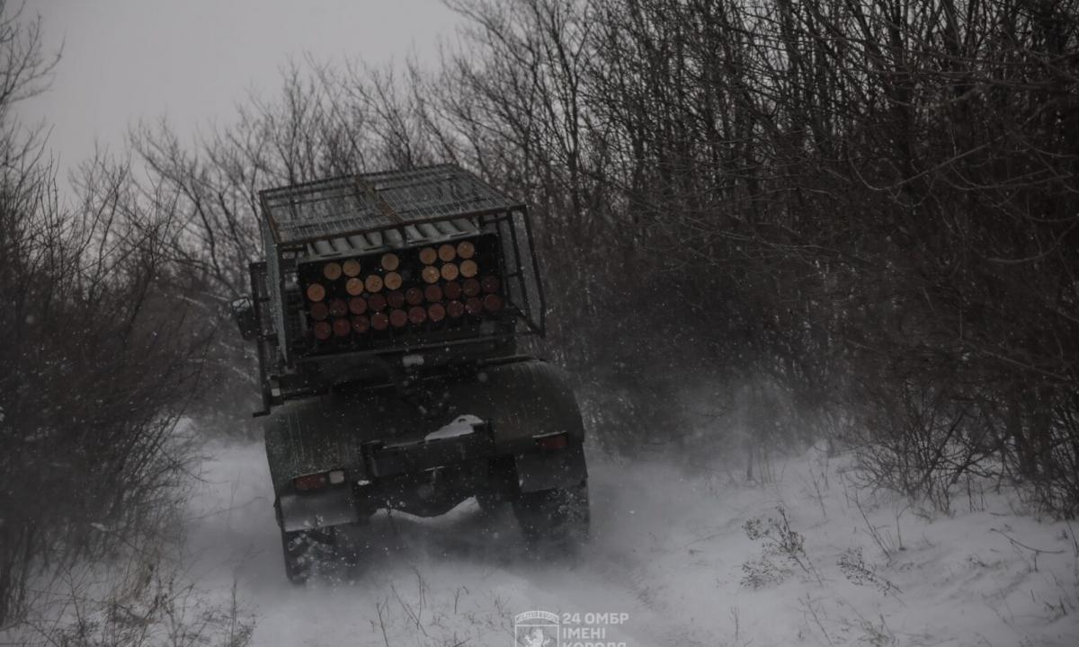 „Jie bando rasti skylių ir ten smogti“: prie Časiv Jaro prasidėjo kažkas rimto