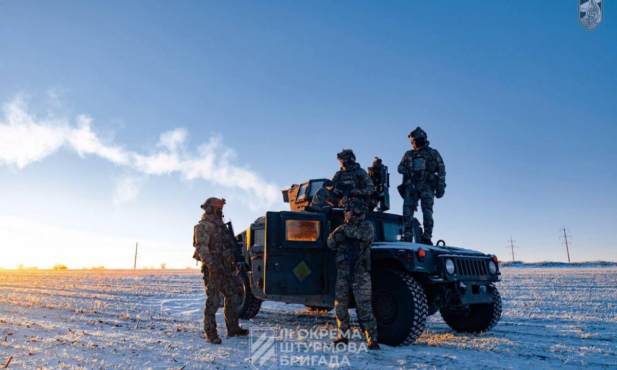 „Jie žaidžia „ledo ritulį“ ir dėvi apsiaustus vietoj motociklų“: rusai čia dislokavo tūkstančius karių