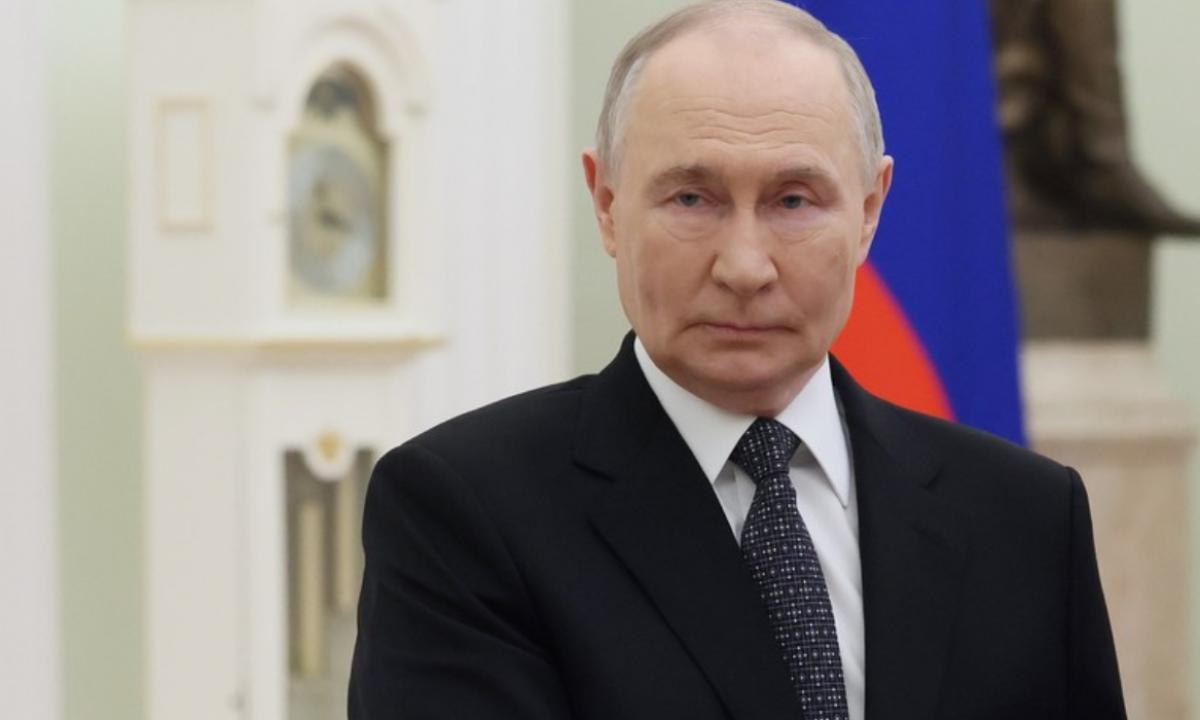 Skandalas! Putinas nusikosėjo, rusai įtaria perversmą