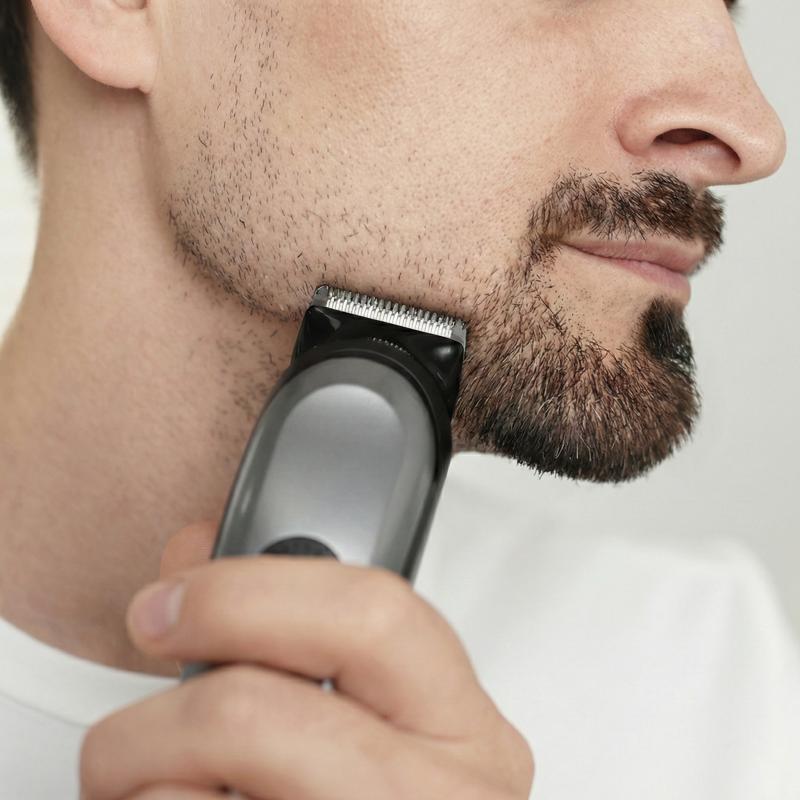 Vyras skutasi barzdą su plaukų kirpimo mašinėle