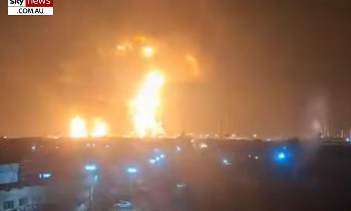 Teherane – tikras pragaras: po Izraelio smūgių dangų skrodžia juodas lietus, gyventojai dūsta (Video)