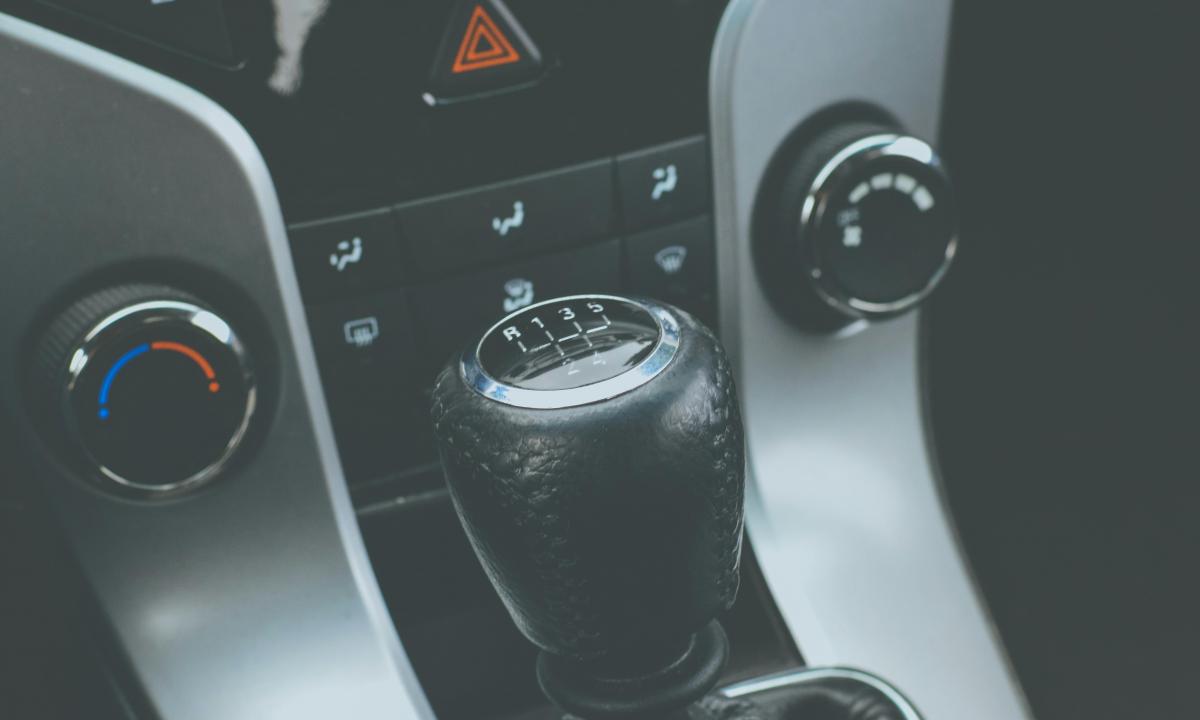 Jie skelbia mechaninių pavarų dėžių galą. „Nebeturi prasmės“