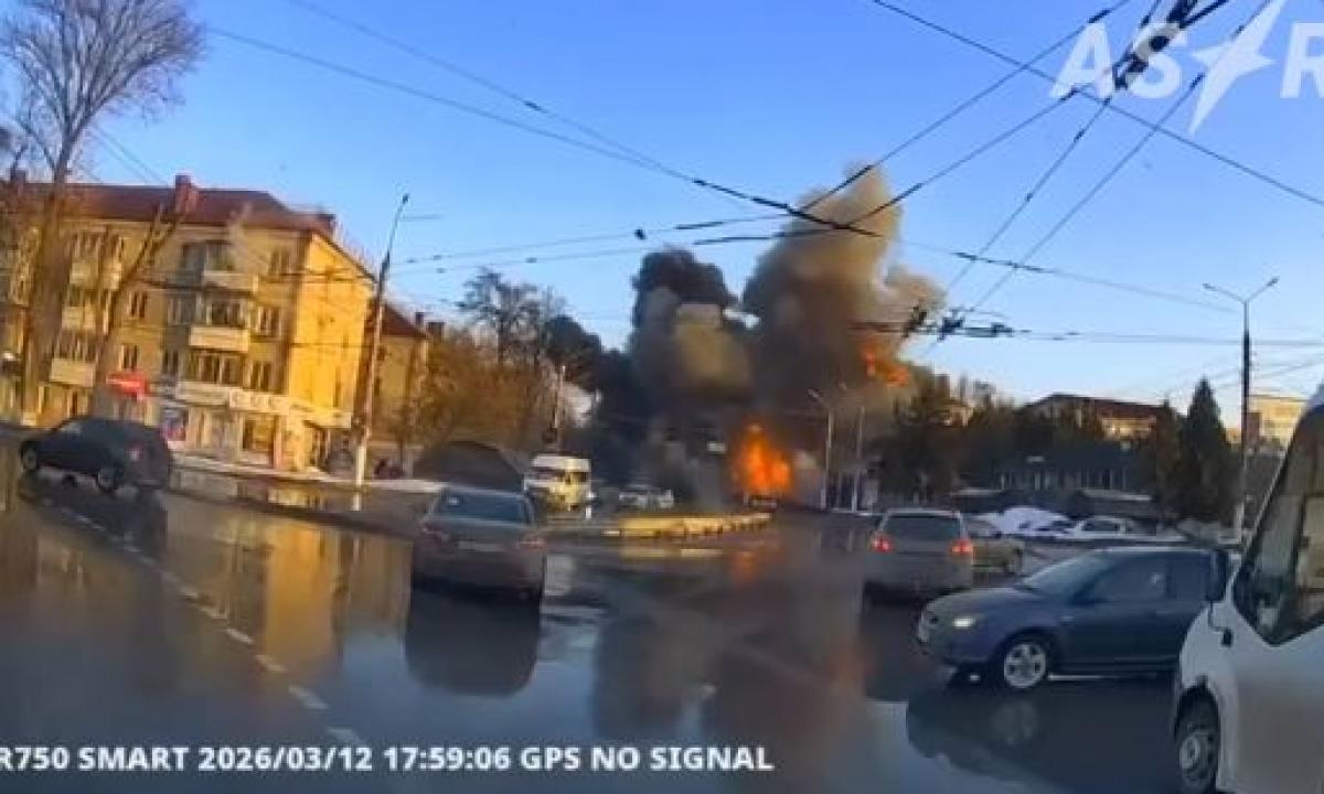 NEĮTIKĖTINI VAIZDAI: Ukrainos raketos nušlavė Rusijos gamyklą Brianske – danguje pasirodė liepsnos! (Video)