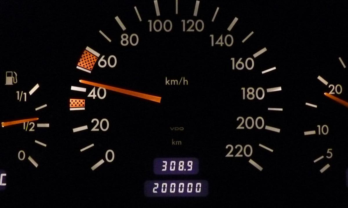 GPS rodo 80 km/val., odometras – 88 km/val. Kuris prietaisas rodo tiesą? Skirtumas nėra atsitiktinumas