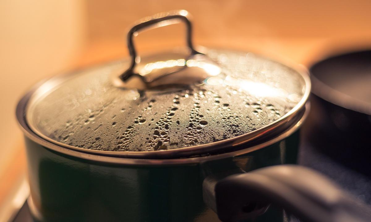 Niekada nedėkite puodų ir keptuvių vieno ant kito! Tam yra gera priežastis