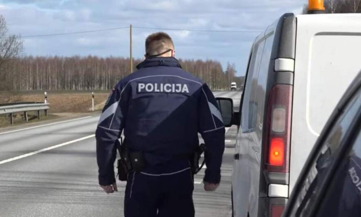 Teisėsaugos paslaptis: kodėl iš tikrųjų prašoma pakelti variklio dangtį?