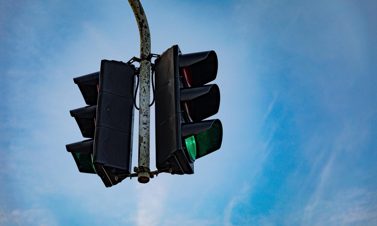 Patyrę vairuotojai tai daro prie šviesoforų. Jie taupo degalus ir stabdžius