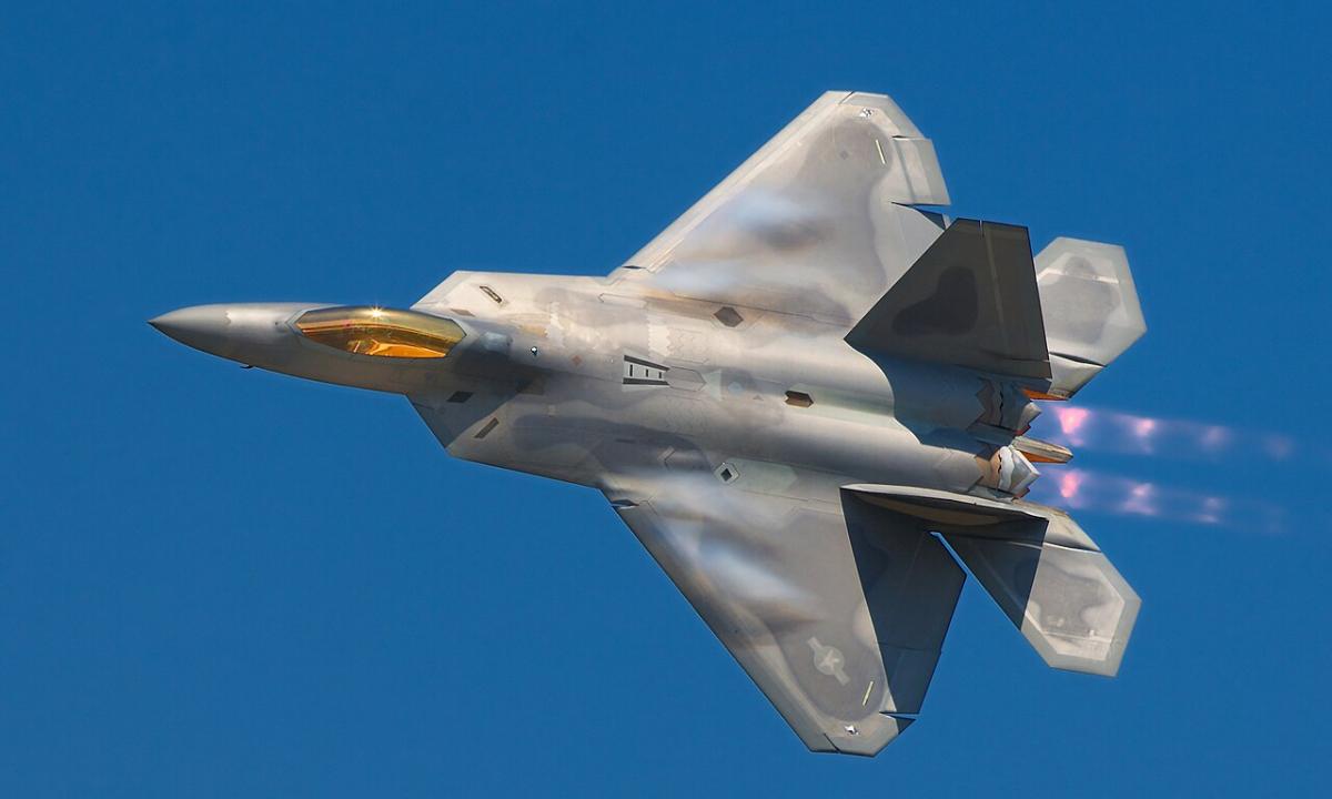 Dangaus valdovų dvikova: kodėl legendinis F-15 tėra „minkštas žaislas“ prieš F-22 „Raptor“?