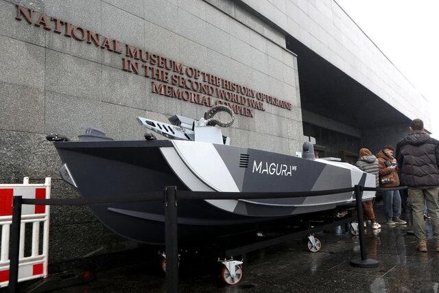 Daugiafunkcinis nepilotuojamas antžeminis aparatas „MAGURA“ parodoje „Brave1 Components“, skirtoje vietinės gamybos komponentų nepilotuojamoms sistemoms ir kitoms gynybos technologijoms plėtrai, Kijeve.