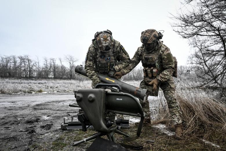 65-osios mechanizuotosios brigados operatoriai ruošiasi šaudyti iš nešiojamojo prieštankinio raketinio komplekso „MILAN“