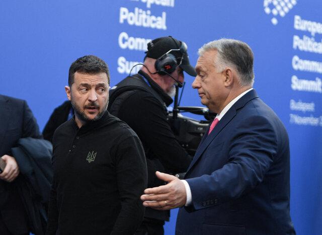 Ukrainos prezidentas Volodymyr Zelenskyj su Vengrijos ministru pirmininku Viktor Orbánu Europos politinės bendrijos viršūnių susitikime Budapešte.