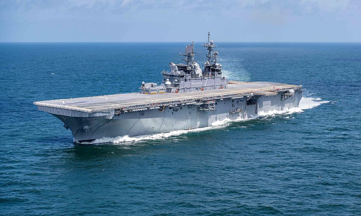 Kaista atmosfera: JAV siunčia galingą „paskutinio argumento“ laivą ir tūkstančius elitinių karių