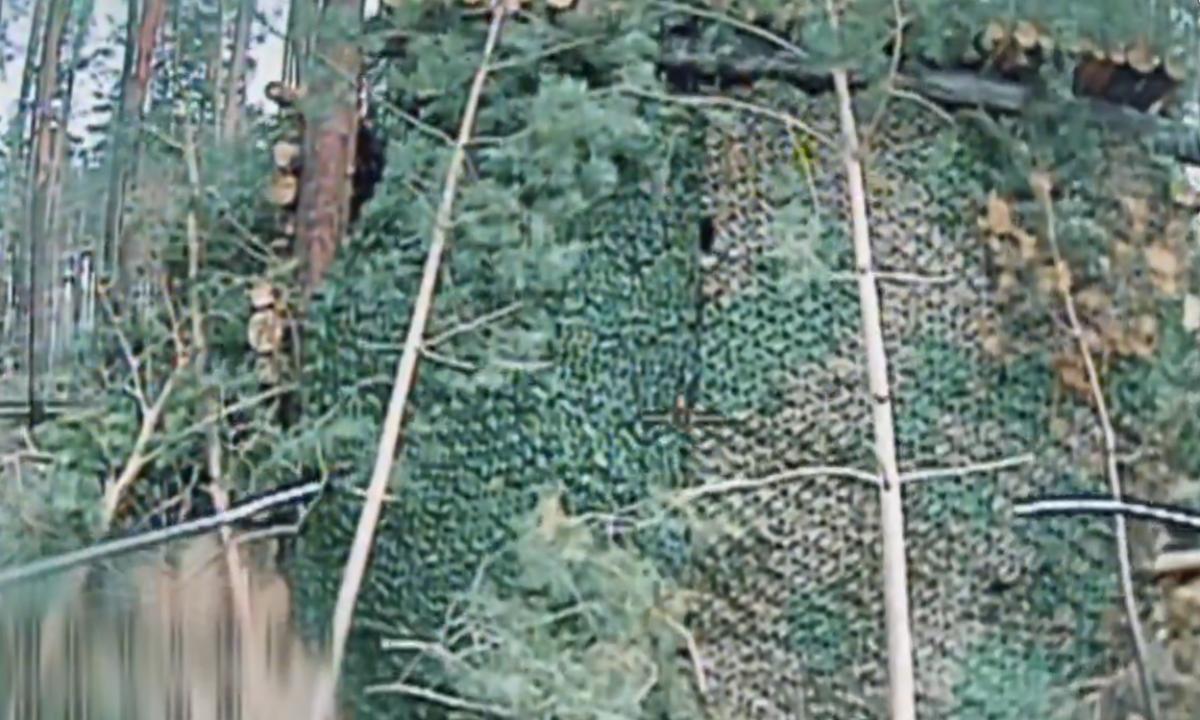 Kas slepiasi šioje pašiūrėje? Ukrainiečiai aptiko dažnai slepiamą rusų ginklą (Video)