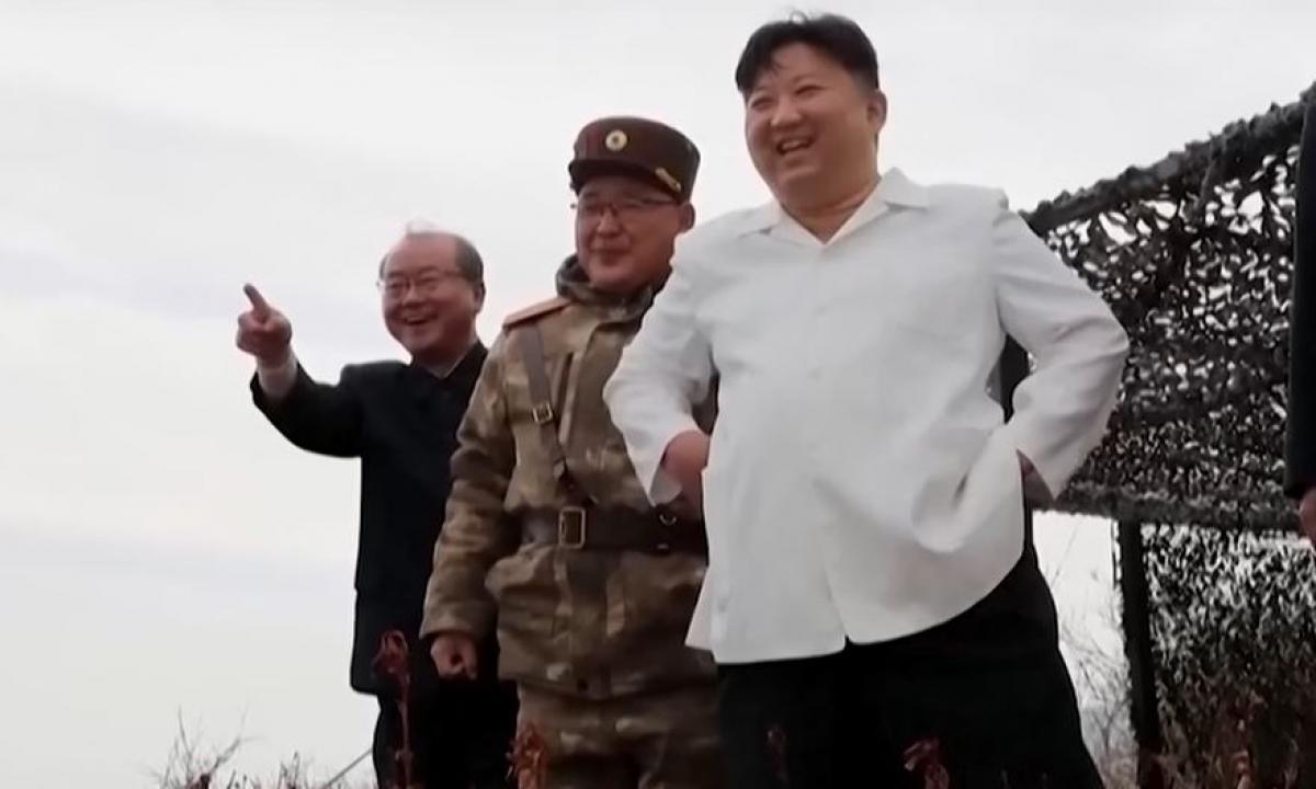 Pasaulis sulaikė kvapą: Šiaurės Korėja paleido 10 raketų salvę, Japonijoje – skubus atsakas (Video)