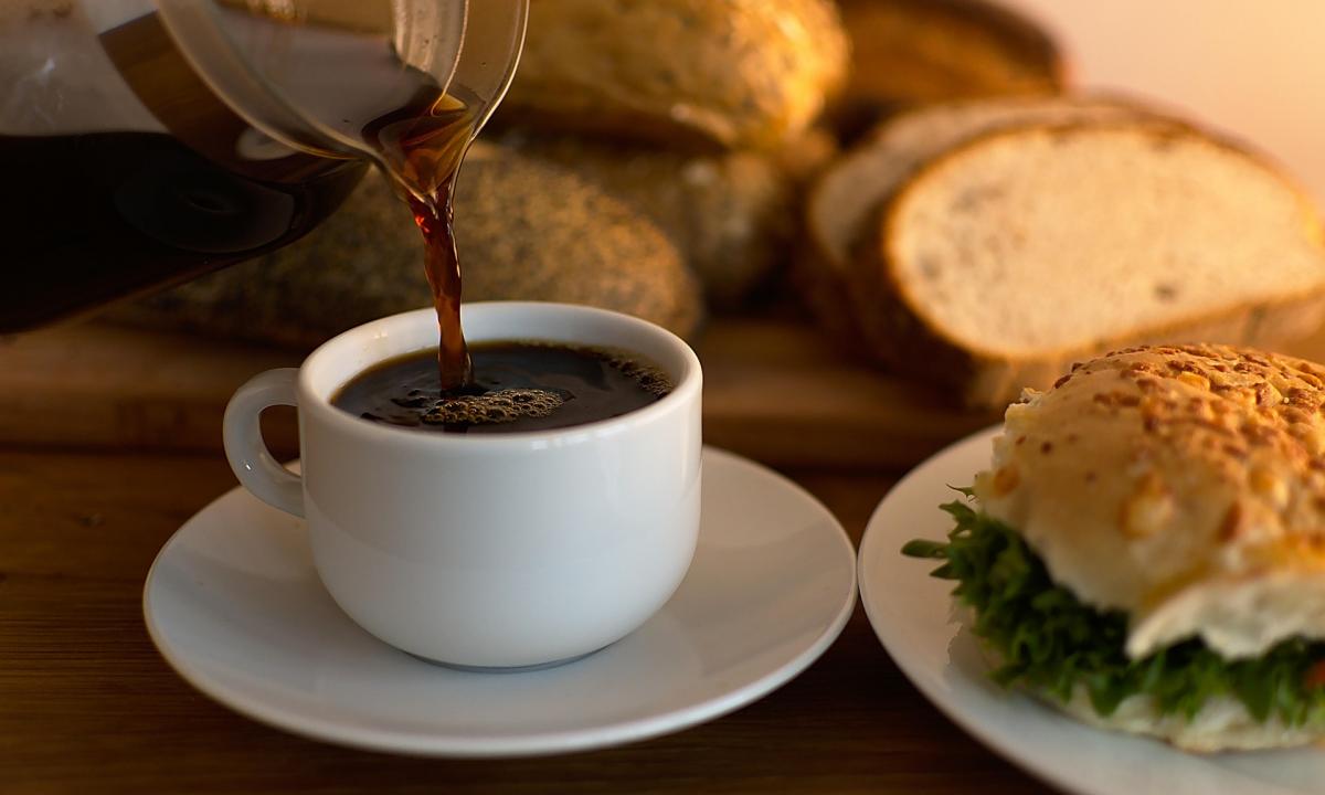 Kiek kavos reikia vienam puodeliui? Ekspertai skelbia idealią proporciją 