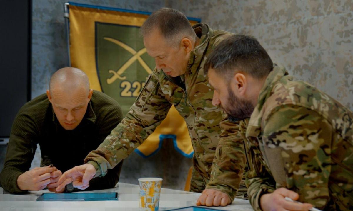 „Telkia milžiniškas pajėgas.“ Syrskis fronte skelbia „pagrindinę smūgio kryptį“ (Foto)