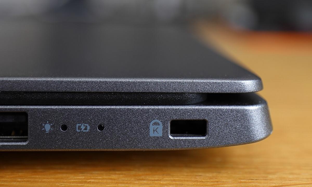 Kas yra ši keista jungtis nešiojamojo kompiuterio šone? Ir kodėl beveik niekas jos nenaudoja? (VIDEO)