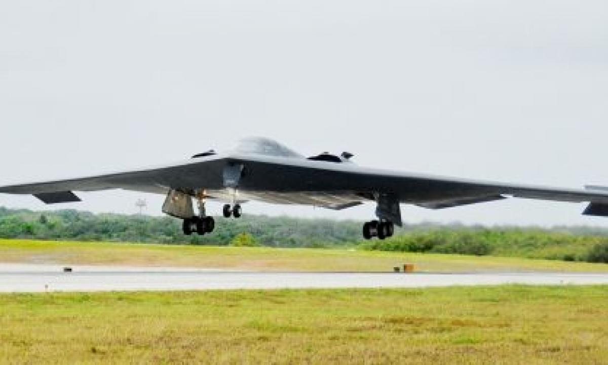 Specialūs vaistai ir miego trūkumas. Kaip B-2 pilotai ištveria 37 valandų skrydį?