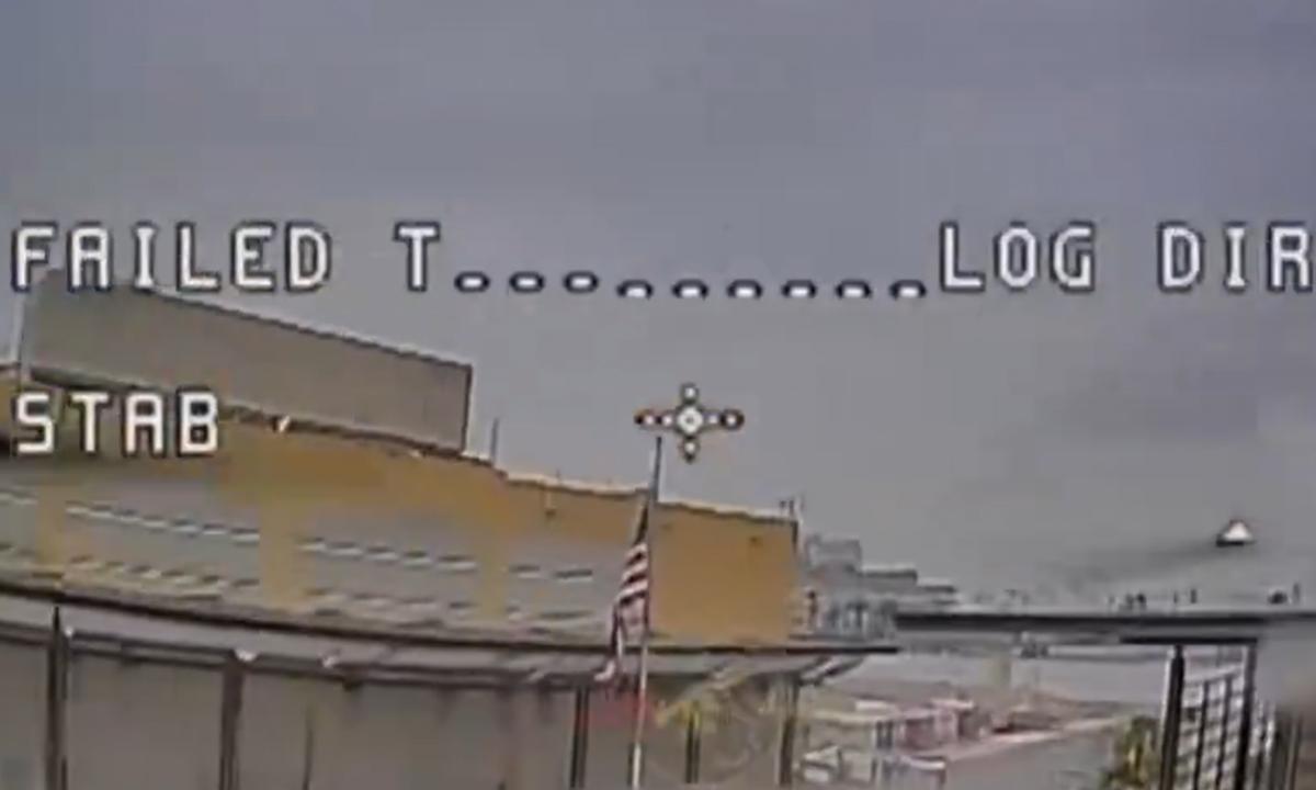 Šokiruojantis vaizdas. JAV vėliava drono taikiklyje (Video)