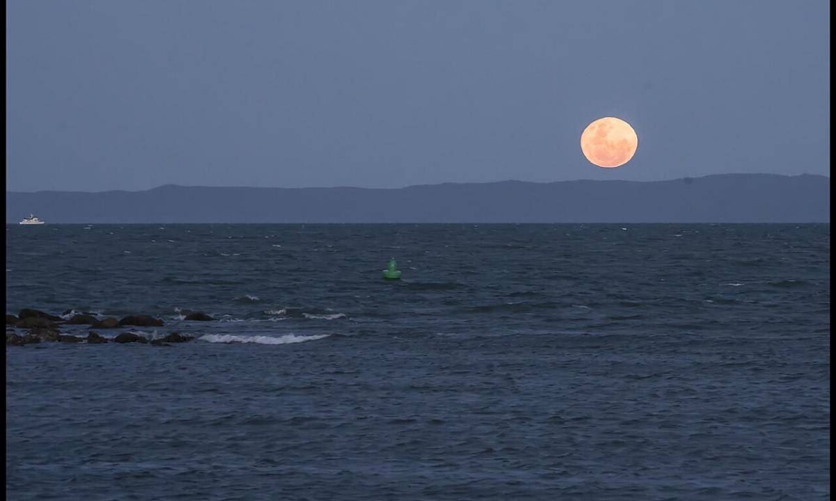 Kodėl Mėnulis atrodo didesnis, kai yra virš horizonto? Atsakymas nustebins