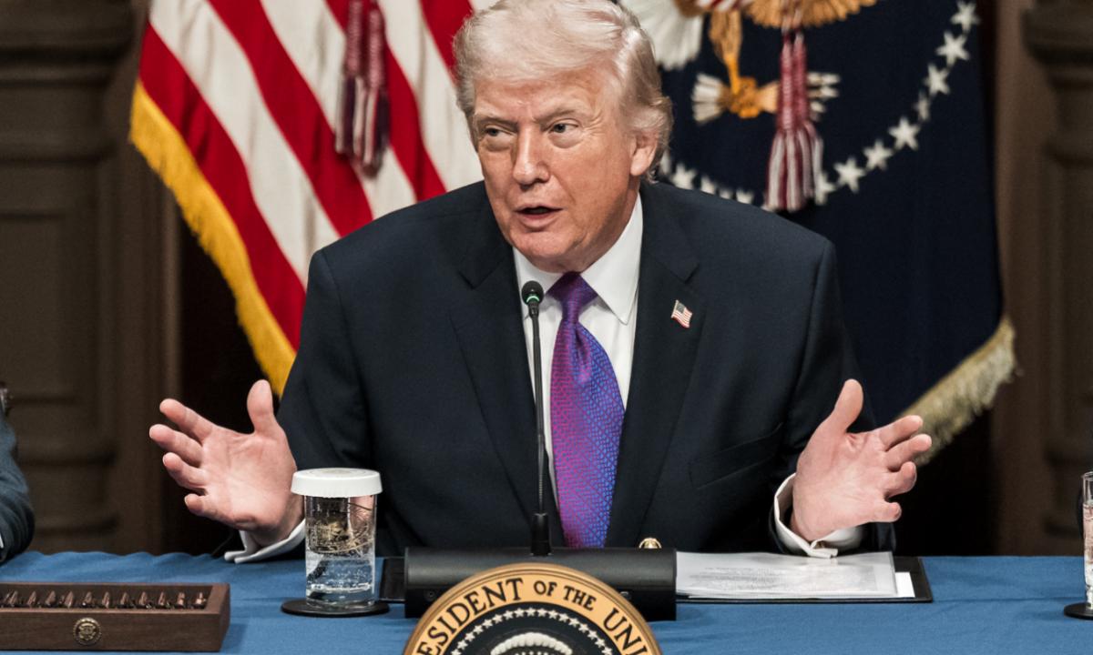 Jis turi globalių interesų. Paaiškėjo, kodėl Trumpas nenori spausti Rusijos dėl Ukrainos