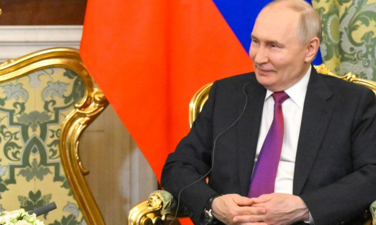 Ko jie nepripažins. Po Putino kėde jau rūksta dūmai