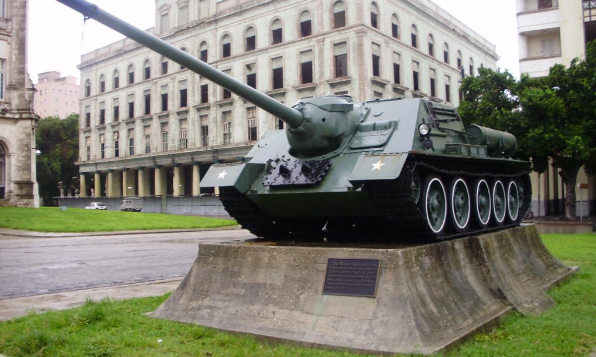 Komunistų bastionas griūva: 50 000 karių su antikvariniais tankais prieš JAV galią (VIDEO)