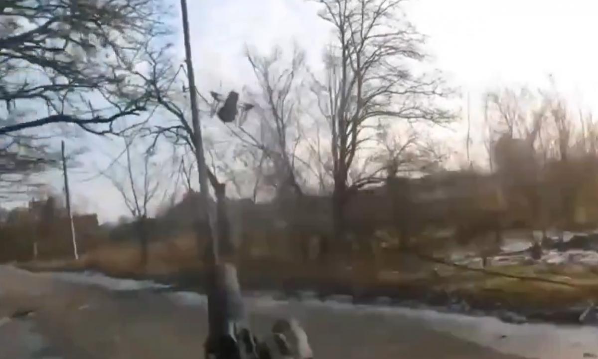 Tiesioginis smūgis! Ukrainietis susidūrė su rusų dronu (Video)