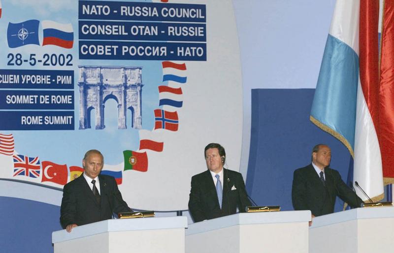 Bendra spaudos konferencija su Putinu, NATO generaliniu sekretoriumi George'u Robertsonu ir Italijos ministru pirmininku Silvio Berlusconi NATO ir Rusijos viršūnių susitikimo rezultatų, 2002 m.