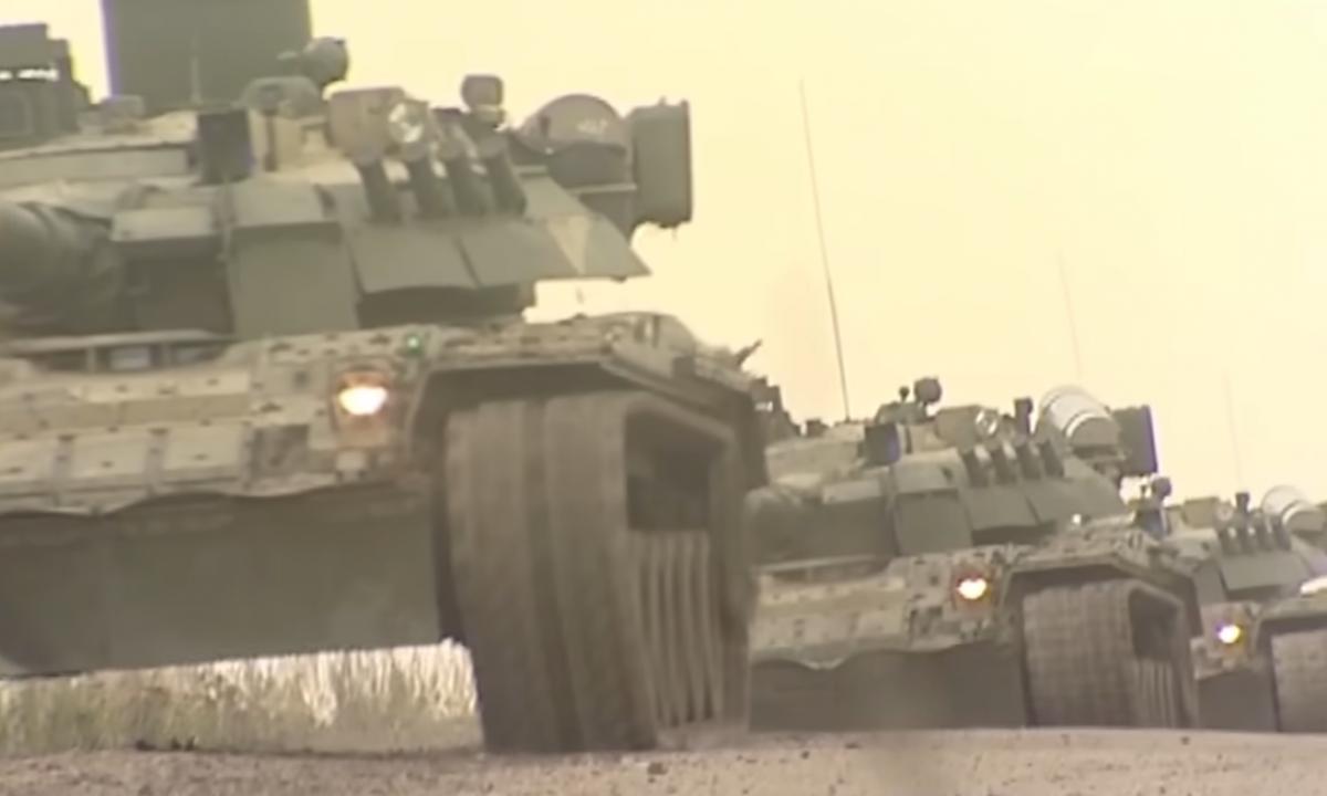 Armija gali pajudėti bet kurią akimirką: įteisintas planas „saugoti savus“ svetur