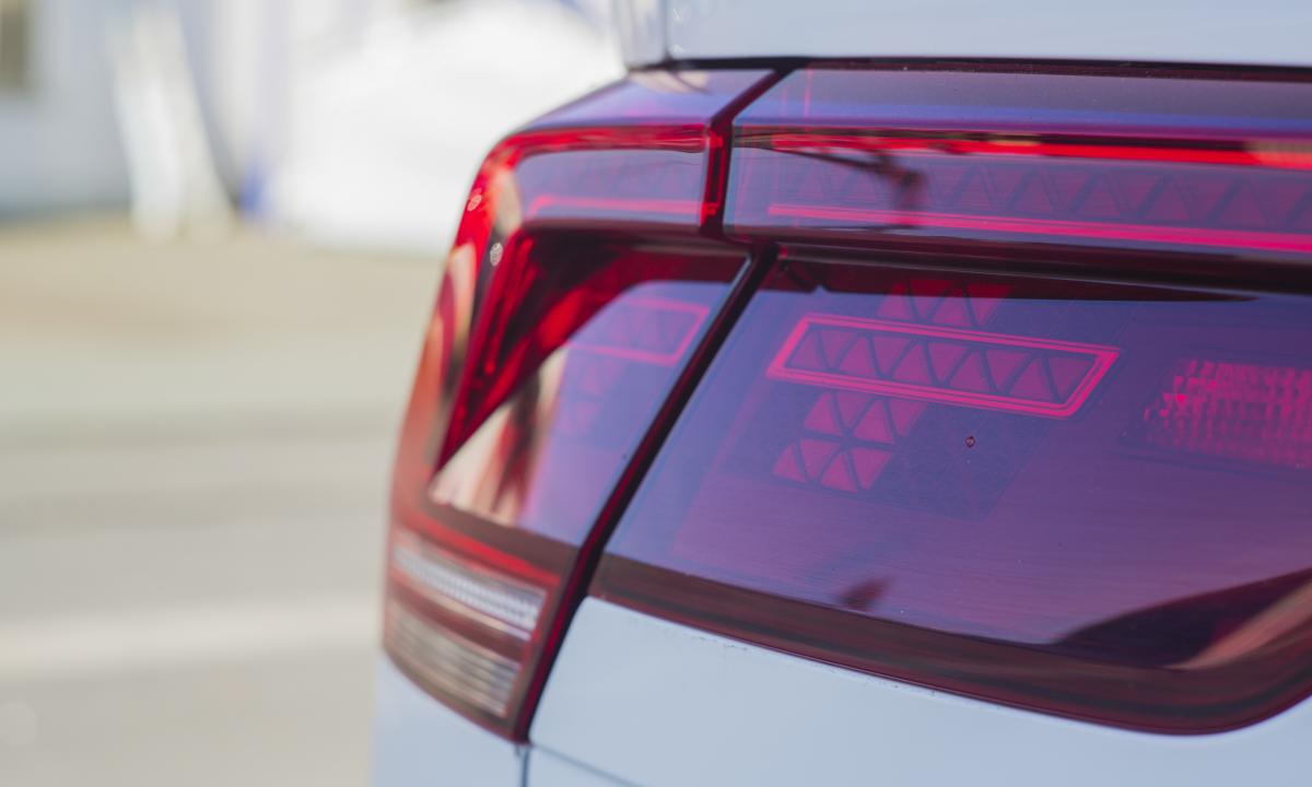 Kodėl JAV automobiliuose posūkių žibintai mirksi raudonai? Paslaptis, skirianti du žemynus