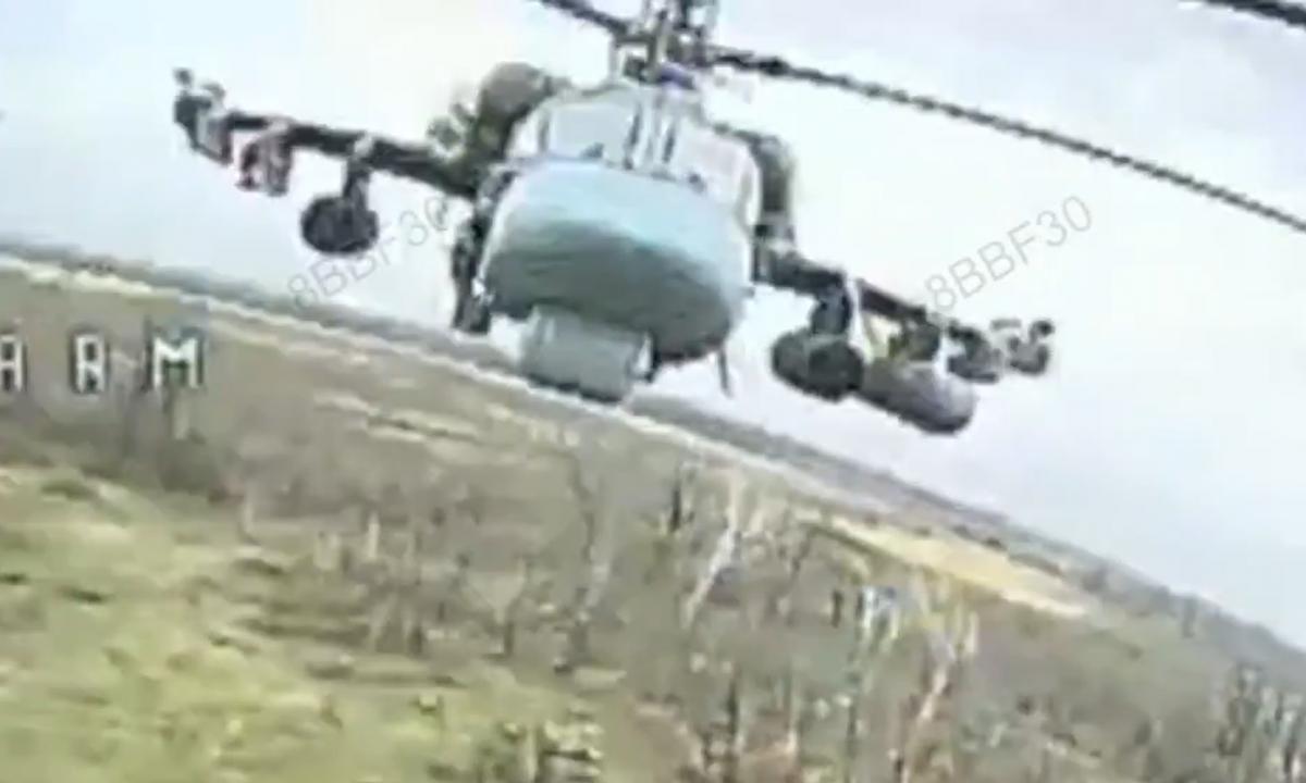 Ukrainiečiai parodė, kaip dronu sunaikina Ka-52. Rusai skelbia melus (Video)