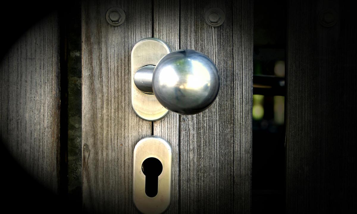 Jūsų durys vagims atskleidžia viską. Prieš įsilauždami, jie ieško vieno dalyko