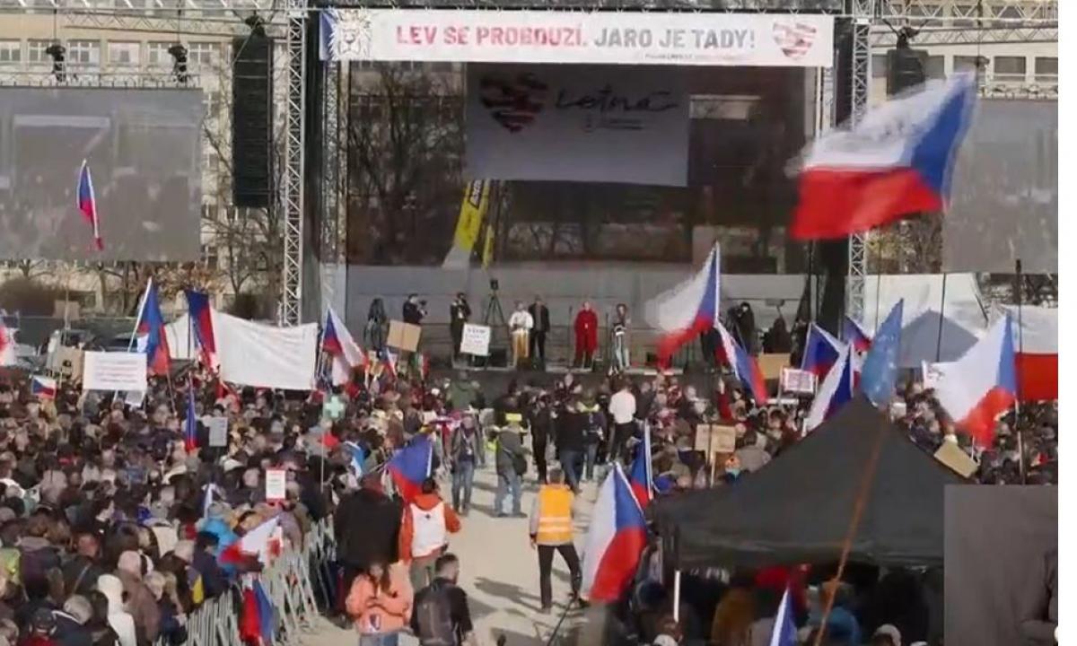 „Neleisime vogti mūsų ateities!“ Tūkstančiai įsiutusių čekų kilo į kovą 