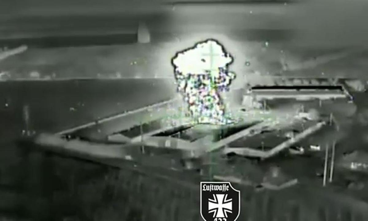 PRAGARAS ŽEMĖJE: „Liuftvafės“ drono smūgis okupantų sandėlį pavertė fejerverkais (Video)