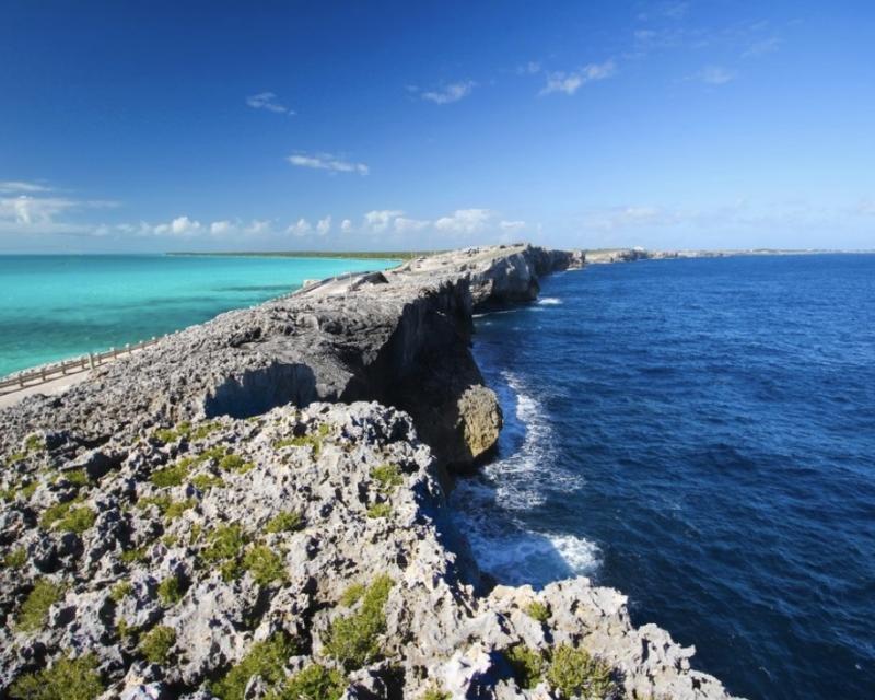 Atlanto vandenynas (dešinėje) ir Eleuteros įlanka