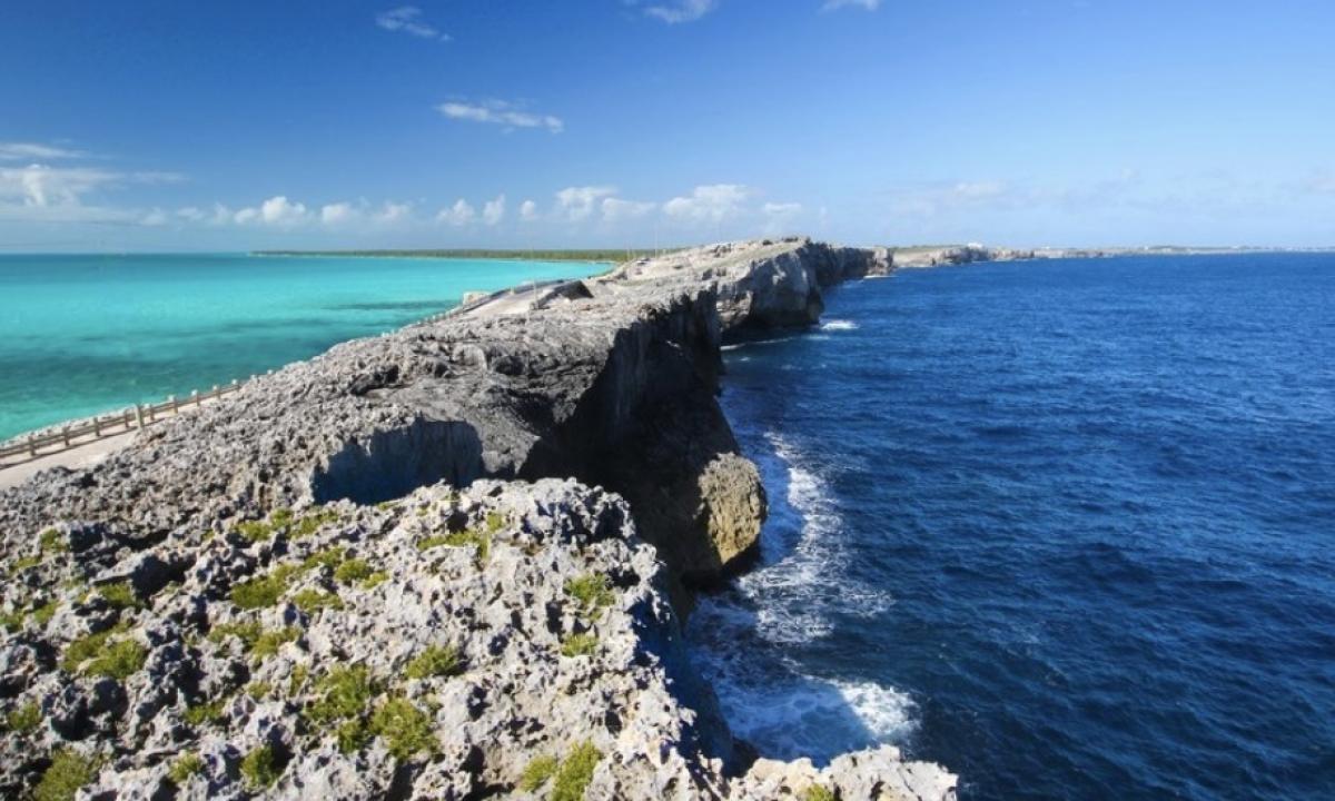 Tiltas Žemės pakraštyje. Kodėl Atlanto vandenynas atrodo mėlynas, o Karibų jūra – turkio spalvos?