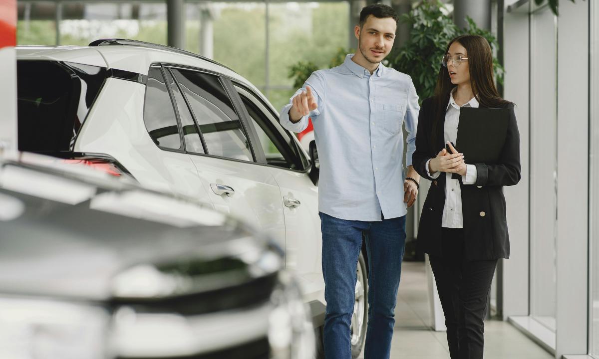 Šie naudoti automobiliai atpigo milžiniškais šuoliais. Ekspertai paaiškino, kodėl vis tiek jų neperka